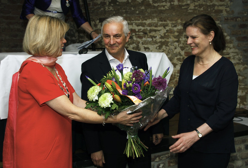 Frank Clevers en zijn vrouw Monique ontvangen bloemen.