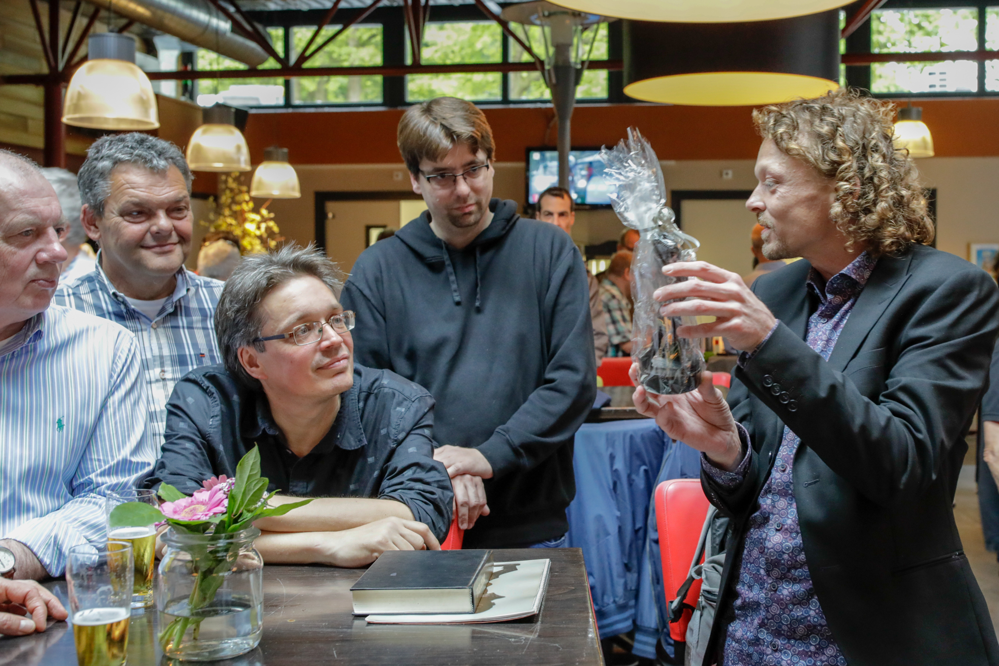 Marcel van Haren (rechts) met het beeldje dat hij uitreikt. (foto: Arno Ypelaar)