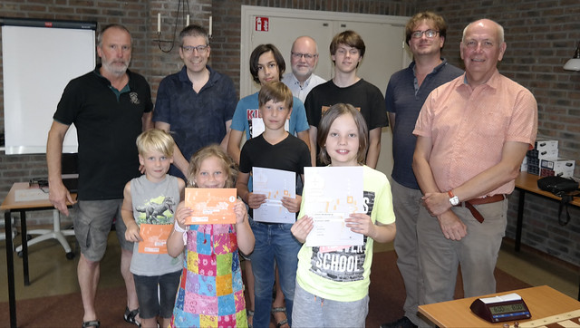 Alle geslaagden samen met hun jeugdleiders. (vlnr: Henk Gommer, Jos Dumont, Henk Temmink, Barry Braeken en Bert Smeets.)