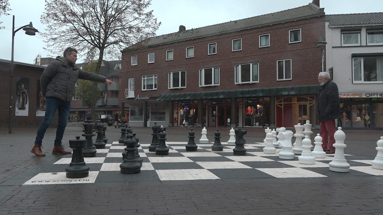 Overleven Beweging Geef energie Buitenschaakspel op plein in centrum van Horst - Limburgse Schaakbond