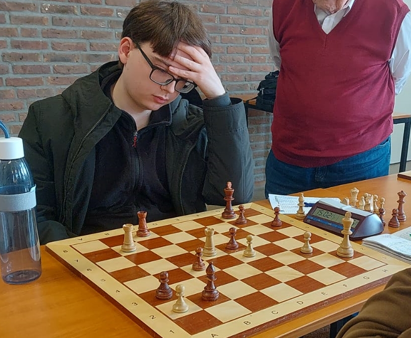 Aljoscha Körber van Maastricht 1 bestudeert zijn stelling. Hij wist deze partij te winnen.