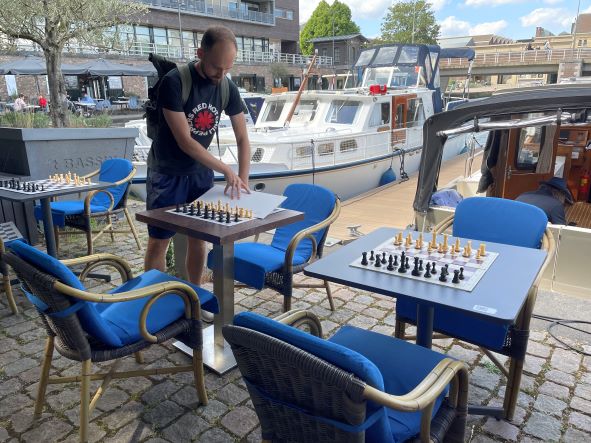 Michal Bodicky helpt voor het toernooi mee met het opzetten van de stukken.