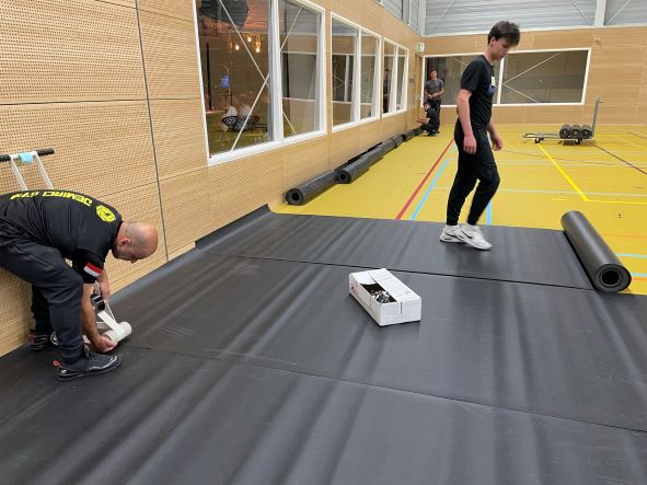 Donderdagavond werd in sporthal De Geusselt de vloer gelegd.