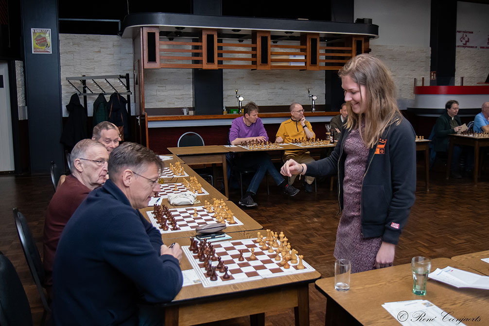 WIM Rosa Ratsma bij het begin van de simultaan (©foto René Coenjaerts)