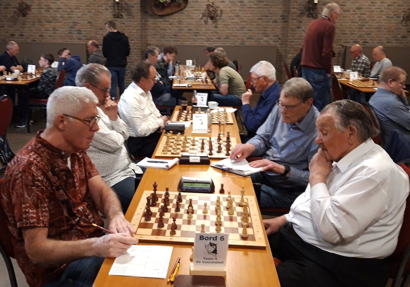 GESS 2 werd kampioen in de 2e klasse. In de laatste ronde werd Voerendaal 4 geklopt. Op de voorgrond bord 6 (foto: Rick Wagemakers)