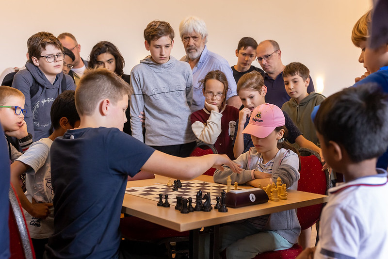 Drukte rond een van de jeugdpartijen. (foto: Arno Ypelaar)