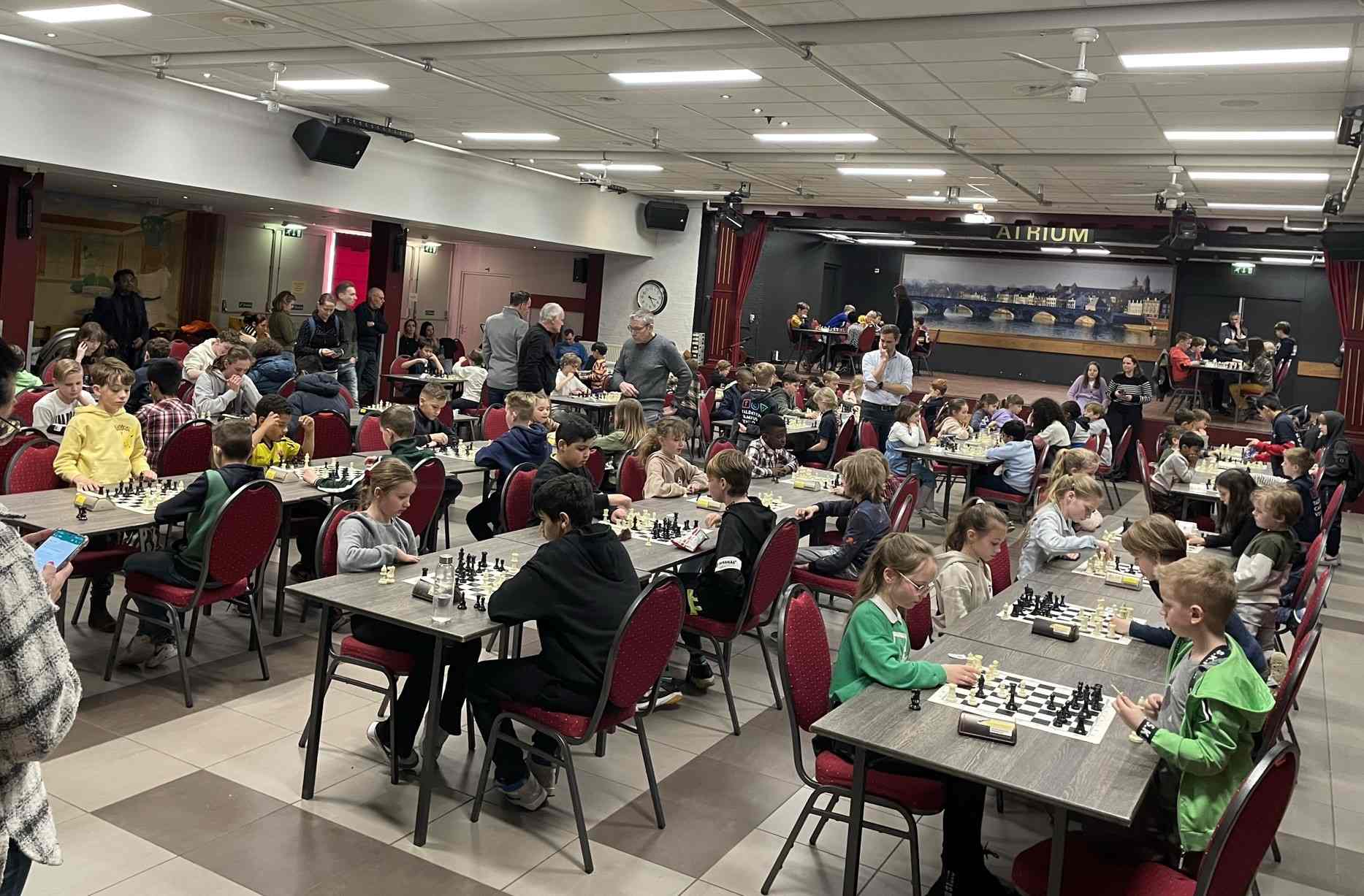 Grote drukte bij het kampioenschap schoolschaak (foto: Frank Clevers)