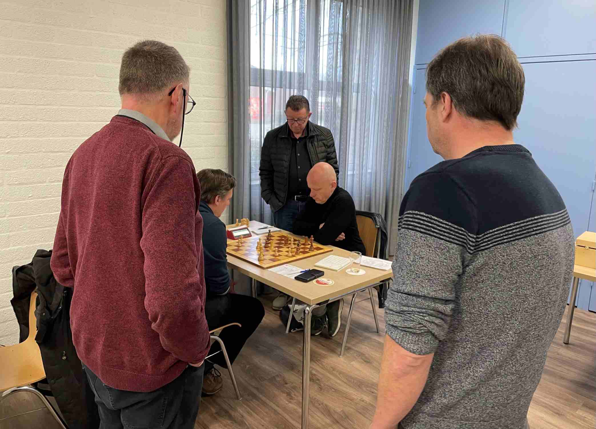 De laatste partij bij 't Pionneke - Maastricht, tussen Dai Heinen en Reinier Overtoom (foto: Frank Clevers)