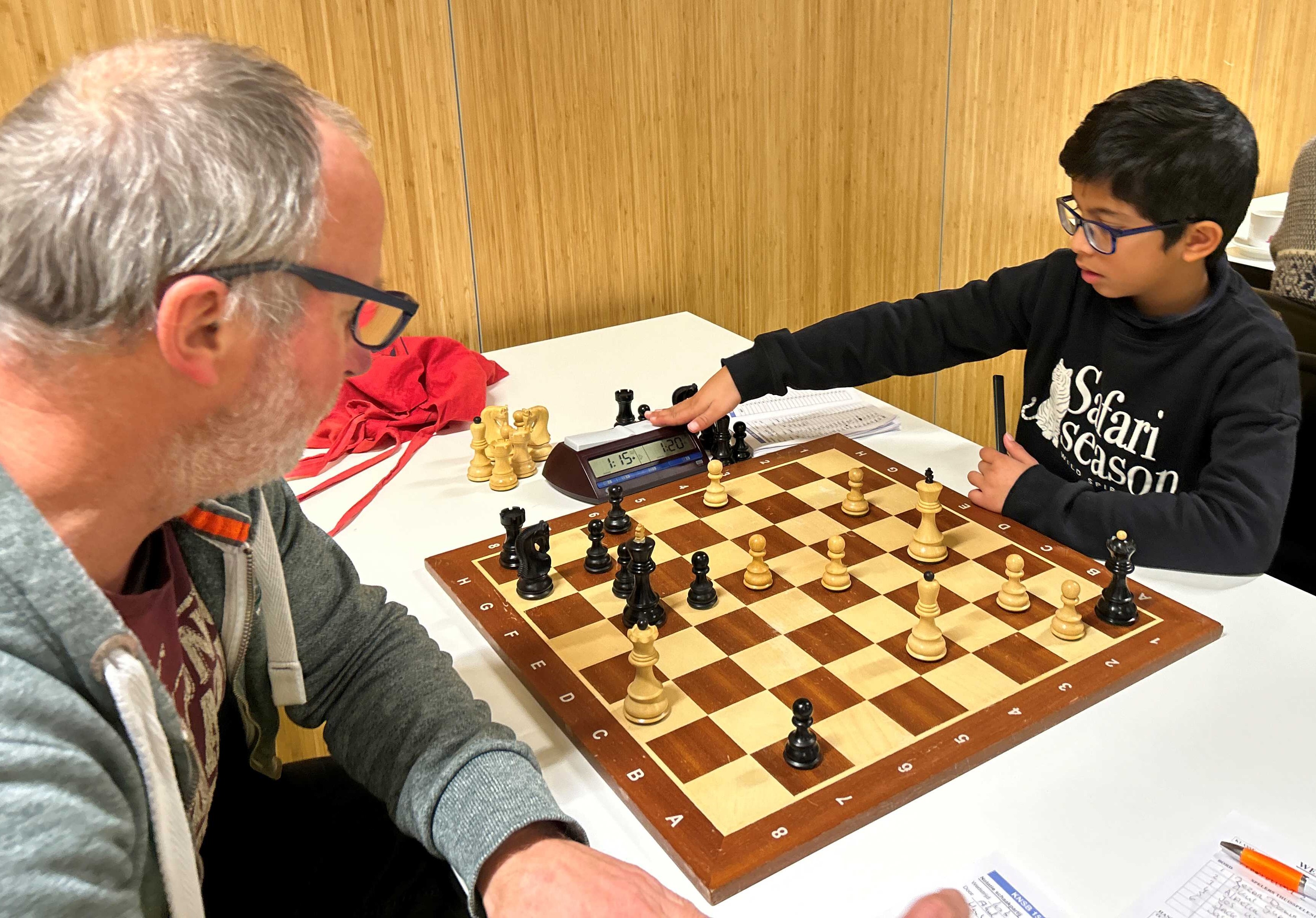 Akul Gupta van Maastricht 2 zet zijn tegenstander mat. (foto Frank Clevers)