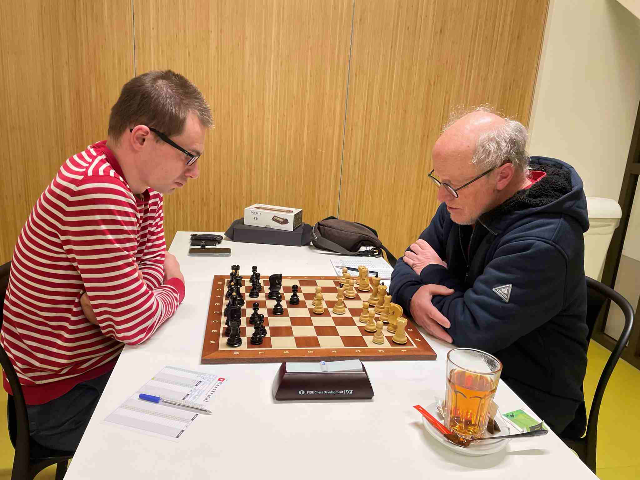 Links Erwin Komrij (Maastricht) tegenover Huub Stegen van Sjaak Mat. (foto: Frank Clevers)