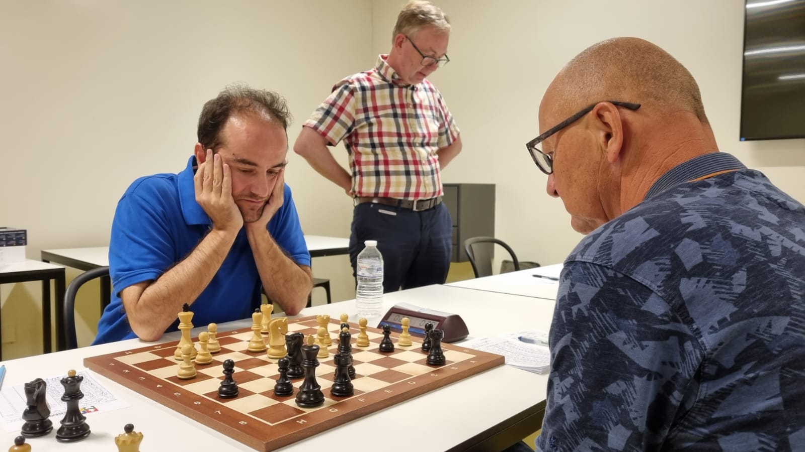 Nikos Sidiropoulos in zijn partij voor Maastricht 1 (foto: Hans Hoornstra)