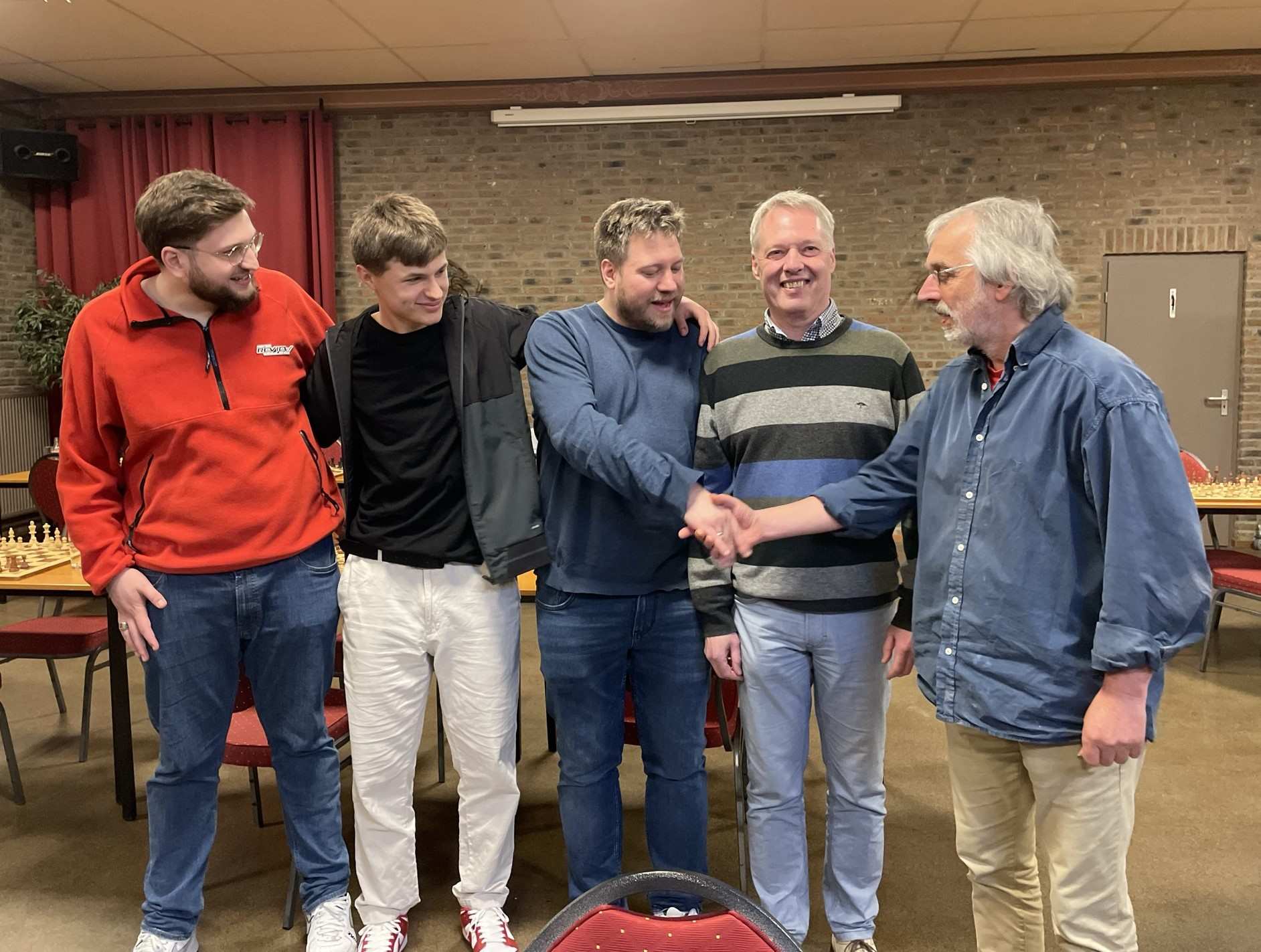 Competitieleider van de rapidcompetitie Paul Thissen (rechts) feliciteert het winnende team. (foto: Frank Clevers)