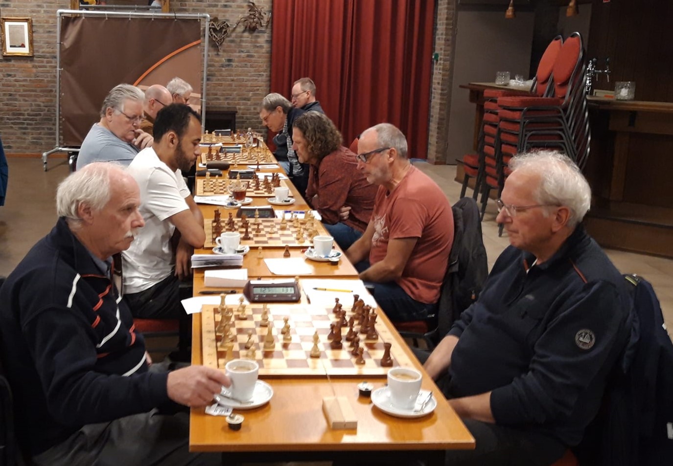 Beeld van Voerendaal 4 - Bergen in Klimmen. Links de spelers van Bergen. (foto: Rick Wagemakers)