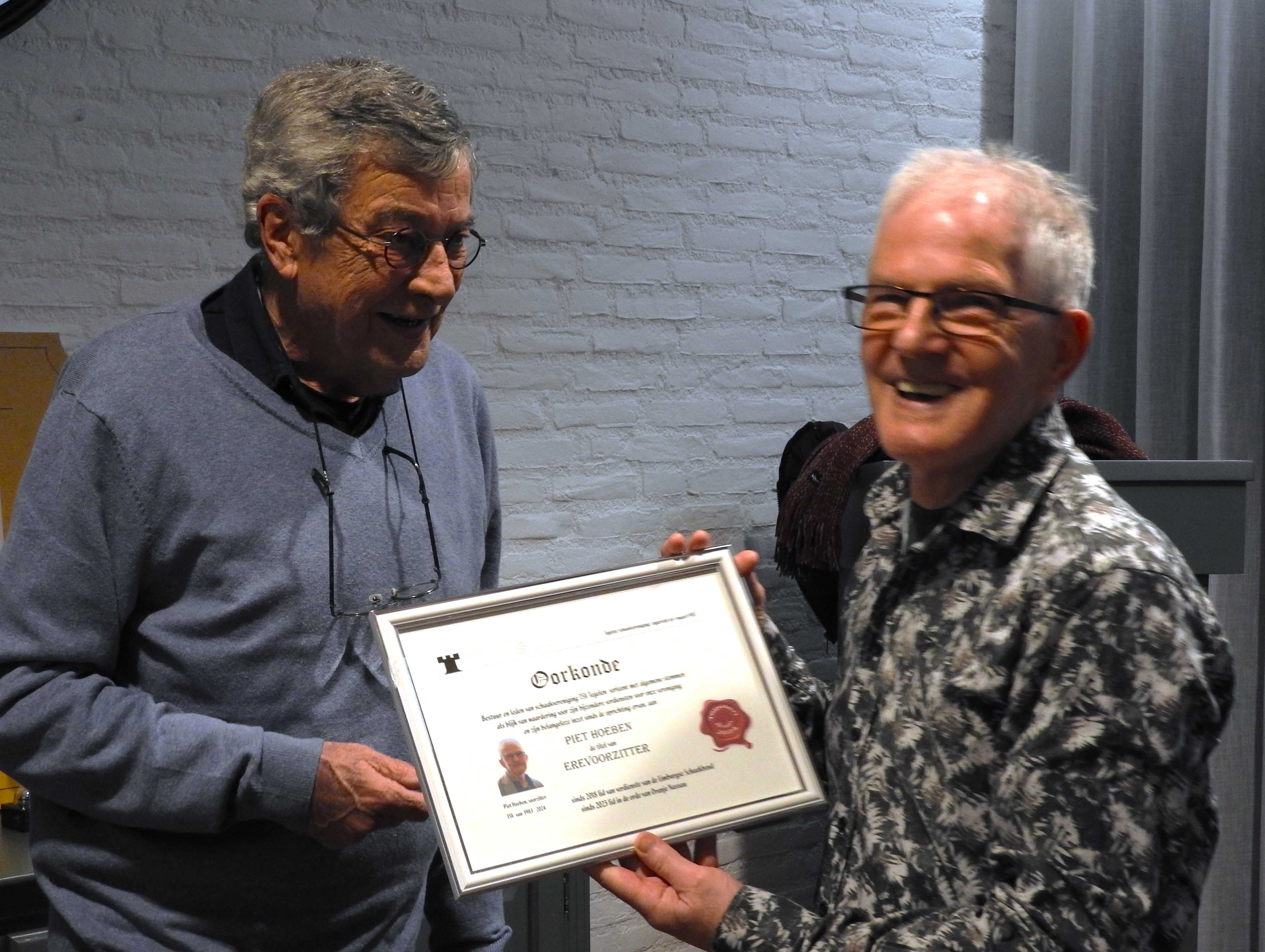 Piet Hoeben (rechts) ontving een oorkonde uit handen van secretaris Hans van Dijl. 