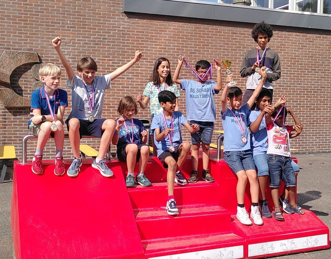 De schoolteams uit Maastricht na afloop van het NK in Gouda (foto: Bart de Koning)