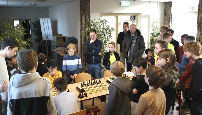 Dringen rond een van de topborden. (foto: Jos Dumont).