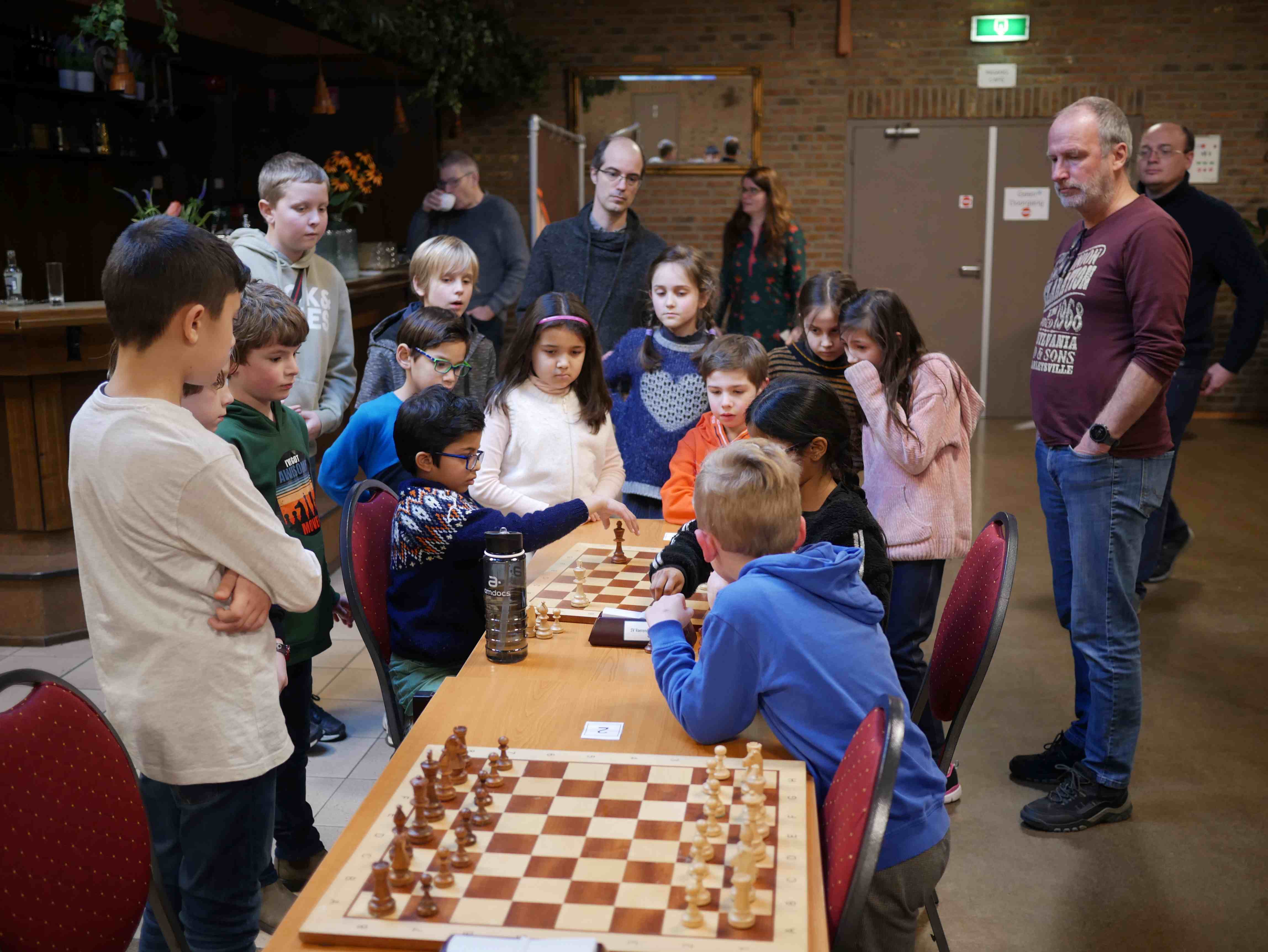 Veel 'publiek' bij een van de topborden (foto: Guus van den Akker)